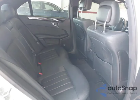 2010 Mercedes-Benz E 550 z USA, uszkodzony, nr VIN WDDHF7CB3AA033244